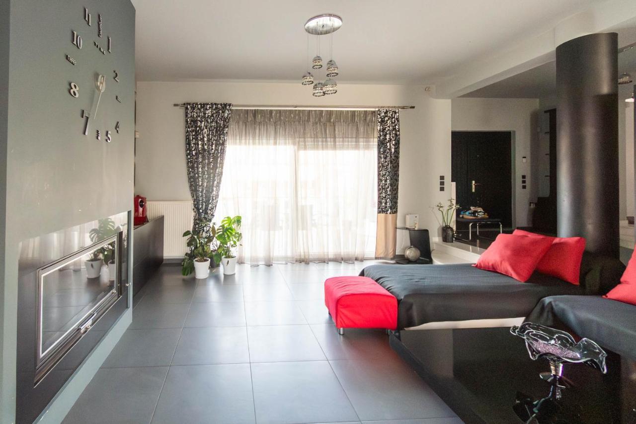 Villa Black & White