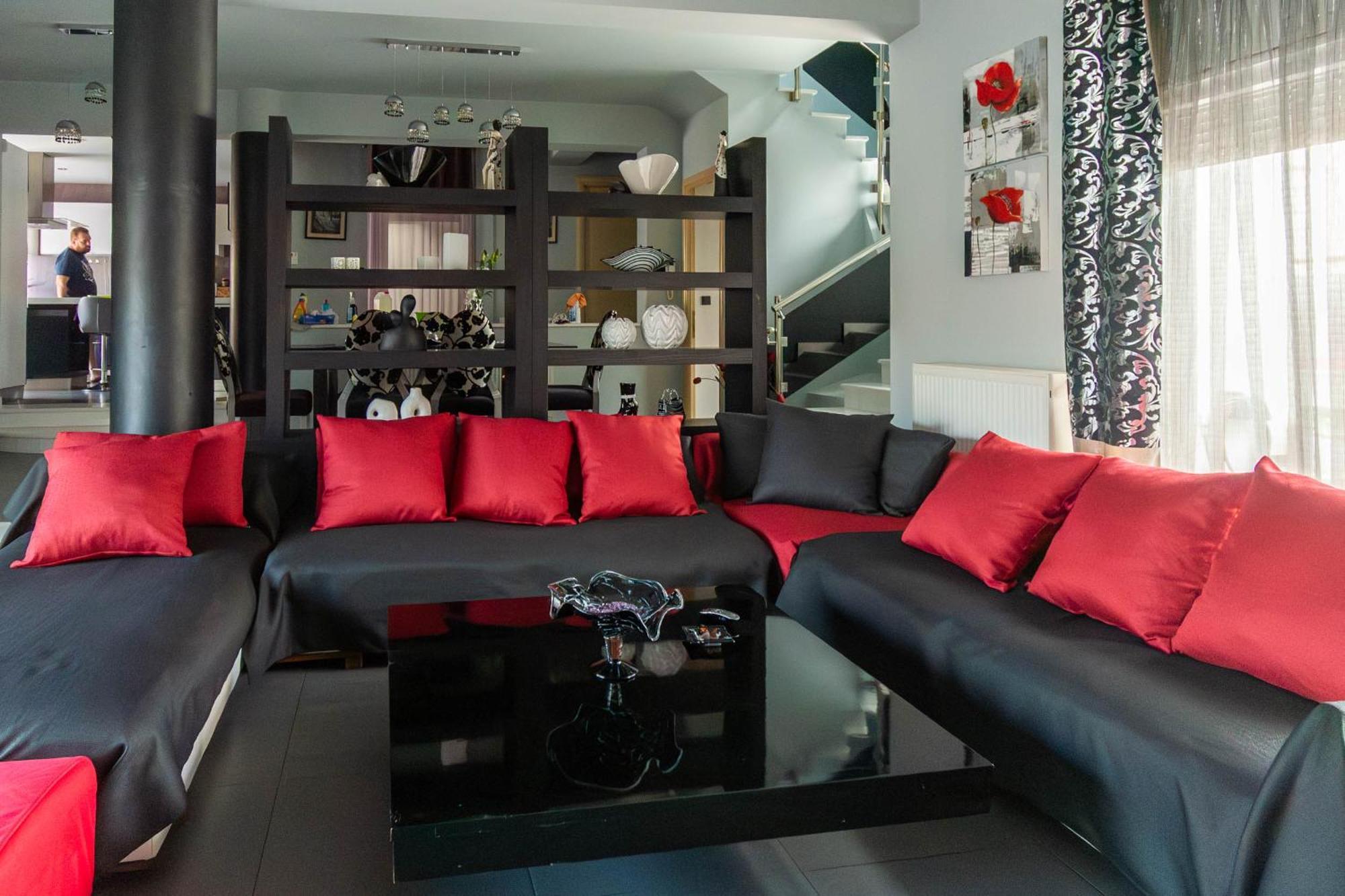 Villa Black & White