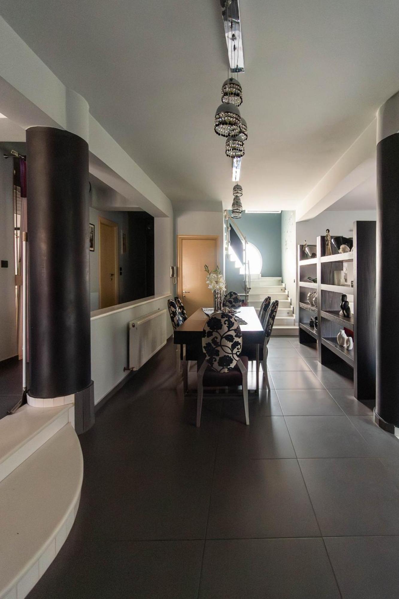 Black & White Villa *